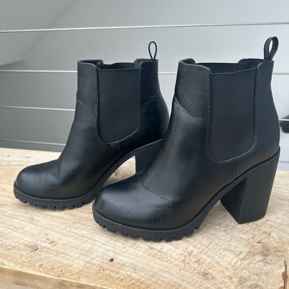 Soda chelsea pull combat Black Chunky Heel Ankle Boots with Elastic Side Panel 9 - Picture 1 of 8